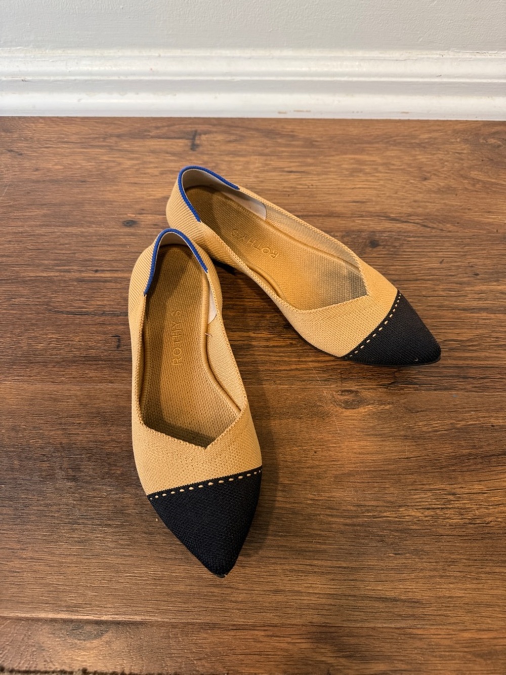 Rothy's the Pointe Tan Flats with Black Pointed Toe and Blue Trim Sz 8